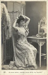 Femme à une coiffeuse